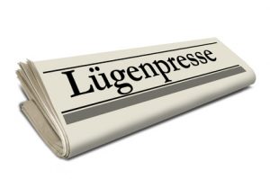 Zeitungsrolle mit Lgenpresse