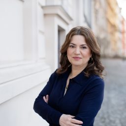 Digitalisierung & wehrhafte Demokratie – Interview mit Çiğdem Uzunoğlu